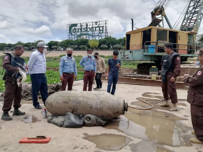 ກຳປູເຈຍເກັບກູ້ລະເບີດອາເມລິກາ ໜັກ 900 ກວ່າກິໂລ ຈາກພື້ນແມ່ນ້ຳໃກ້ພະລາດຊະວັງ -           3 - ກຳປູເຈຍເກັບກູ້ລະເບີດອາເມລິກາ ໜັກ 900 ກວ່າກິໂລ ຈາກພື້ນແມ່ນ້ຳໃກ້ພະລາດຊະວັງ