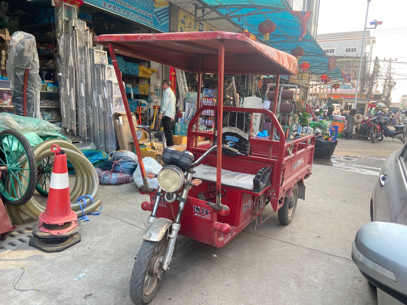 - IMG 1385 - ການນຳໃຊ້ລົດ 3 ລໍ້ມໍເຕີໄຟຟ້າ ຍັງບໍ່ມີຄວາມເປັນລະບຽບຮຽບຮ້ອຍ ແລະ ບໍ່ສະເໝີພາບຕໍ່ລະບຽບຫລັກການ