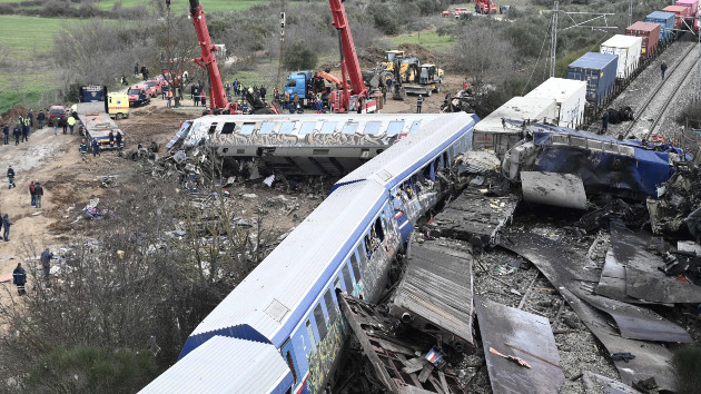 - GETTY 3123 GreeceTrainCrash - ເກີດເຫດລົດໄຟຕໍາກັນຢູ່ເກຼັກ ມີຜູ້ເສຍຊີວິດ 32 ຄົນ ບາດເຈັບ 85 ຄົນ