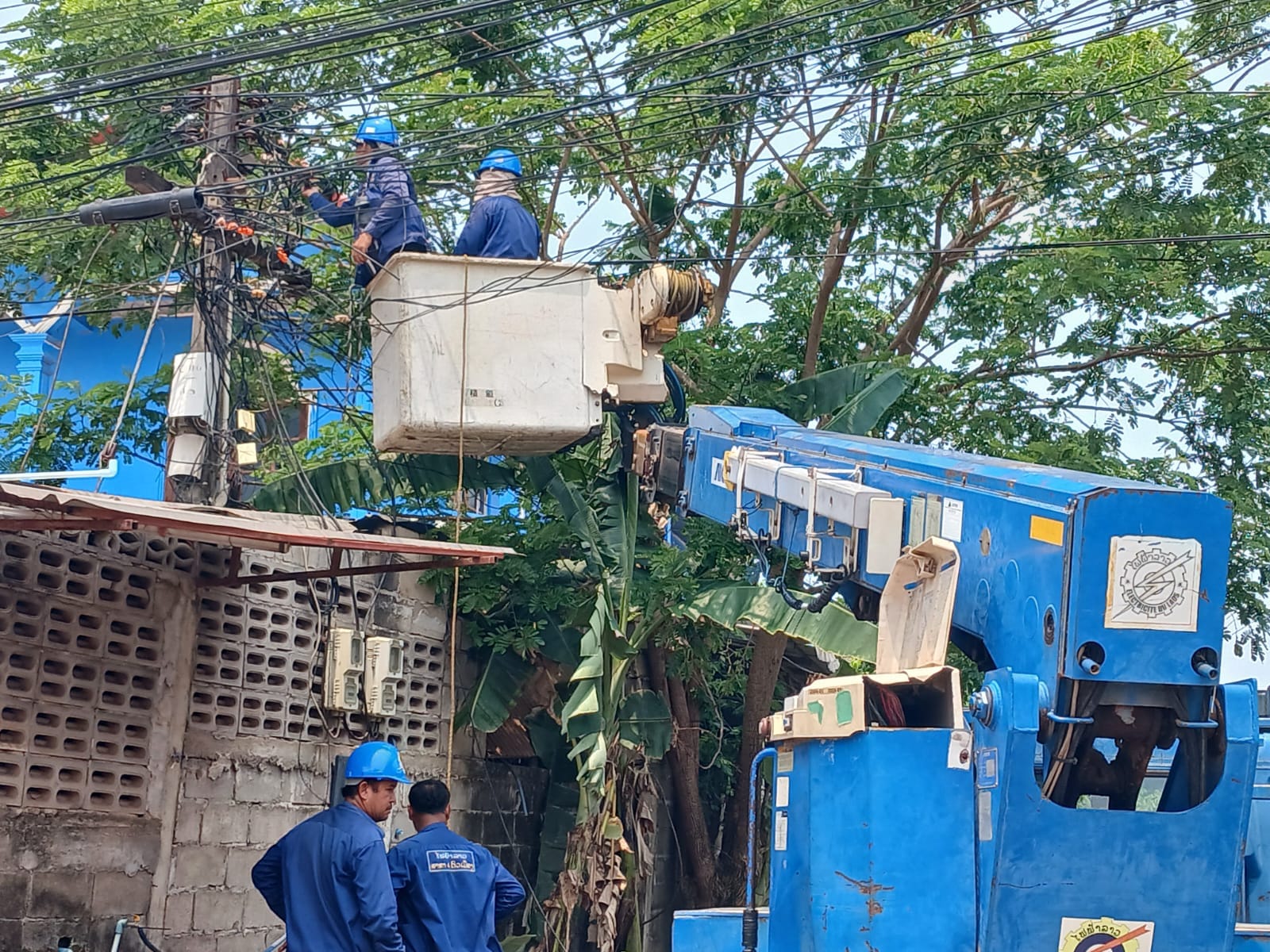 ໜ່ວຍປະຕິບັດການໄຟຟ້າລາວ ເລັ່ງສ້ອມແປງລະບົບໄຟຟ້າໃນ 9 ຕົວເມືອງ ນະຄອນຫລວງວຽງຈັນ ທີ່ຖືກຜົນກະທົບຈາກພາຍຸ - 43830 - ໜ່ວຍປະຕິບັດການໄຟຟ້າລາວ ເລັ່ງສ້ອມແປງລະບົບໄຟຟ້າໃນ 9 ຕົວເມືອງ ນະຄອນຫລວງວຽງຈັນ ທີ່ຖືກຜົນກະທົບຈາກພາຍຸ