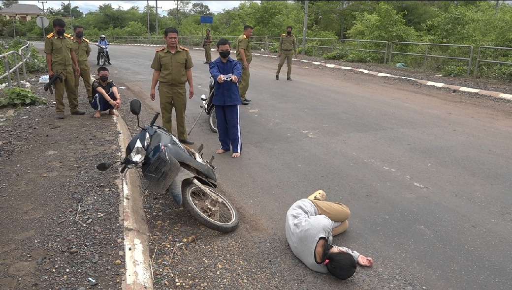 ຈັບກຸ່ມແກ້ງຮ່ວມກັນປຸ້ນເອົາລົດຈັກ 4 ຄົນ ຢູ່ແຂວງສາລະວັນ ມາດຳເນີນຄະດີ - 527 - ຈັບກຸ່ມແກ້ງຮ່ວມກັນປຸ້ນເອົາລົດຈັກ 4 ຄົນ ຢູ່ແຂວງສາລະວັນ ມາດຳເນີນຄະດີ