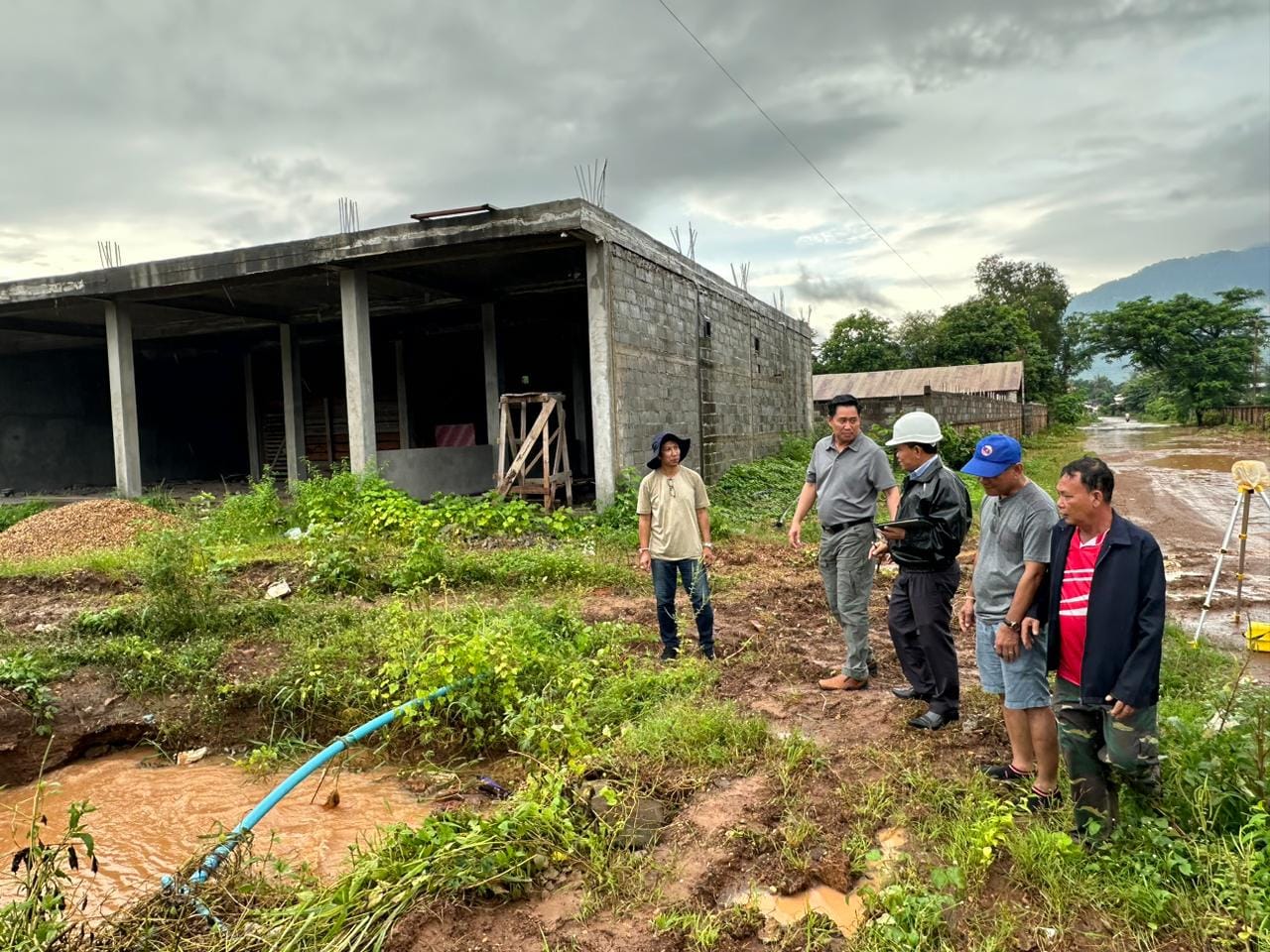 ເຈົ້າແຂວງຈໍາປາສັກ ລົງເຄື່ອນໄຫວ-ຕິດຕາມ ແລະ ຊີ້ນຳແກ້ໄຂບັນຫາ ນໍ້າຖ້ວມຂັງ - 9632 - ເຈົ້າແຂວງຈໍາປາສັກ ລົງເຄື່ອນໄຫວ-ຕິດຕາມ ແລະ ຊີ້ນຳແກ້ໄຂບັນຫາ ນໍ້າຖ້ວມຂັງ