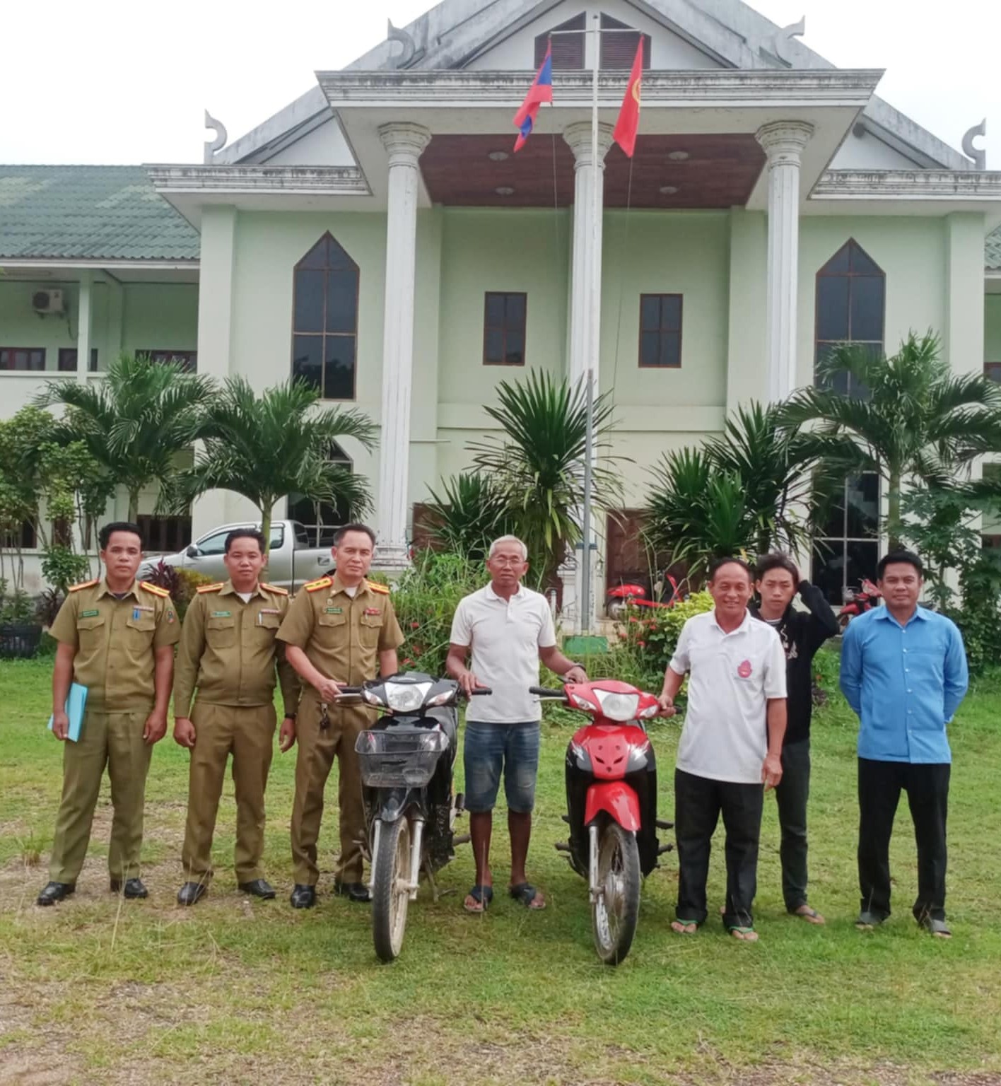 ປກສ ເມືອງແກ້ວອຸດົມ ມອບລົດຈັກ 2 ຄັນ ທີ່ຖືກໂຈນລັກໄປ ຄືນໃຫ້ເຈົ້າຂອງເດີມ - 45603110 - ປກສ ເມືອງແກ້ວອຸດົມ ມອບລົດຈັກ 2 ຄັນ ທີ່ຖືກໂຈນລັກໄປ ຄືນໃຫ້ເຈົ້າຂອງເດີມ