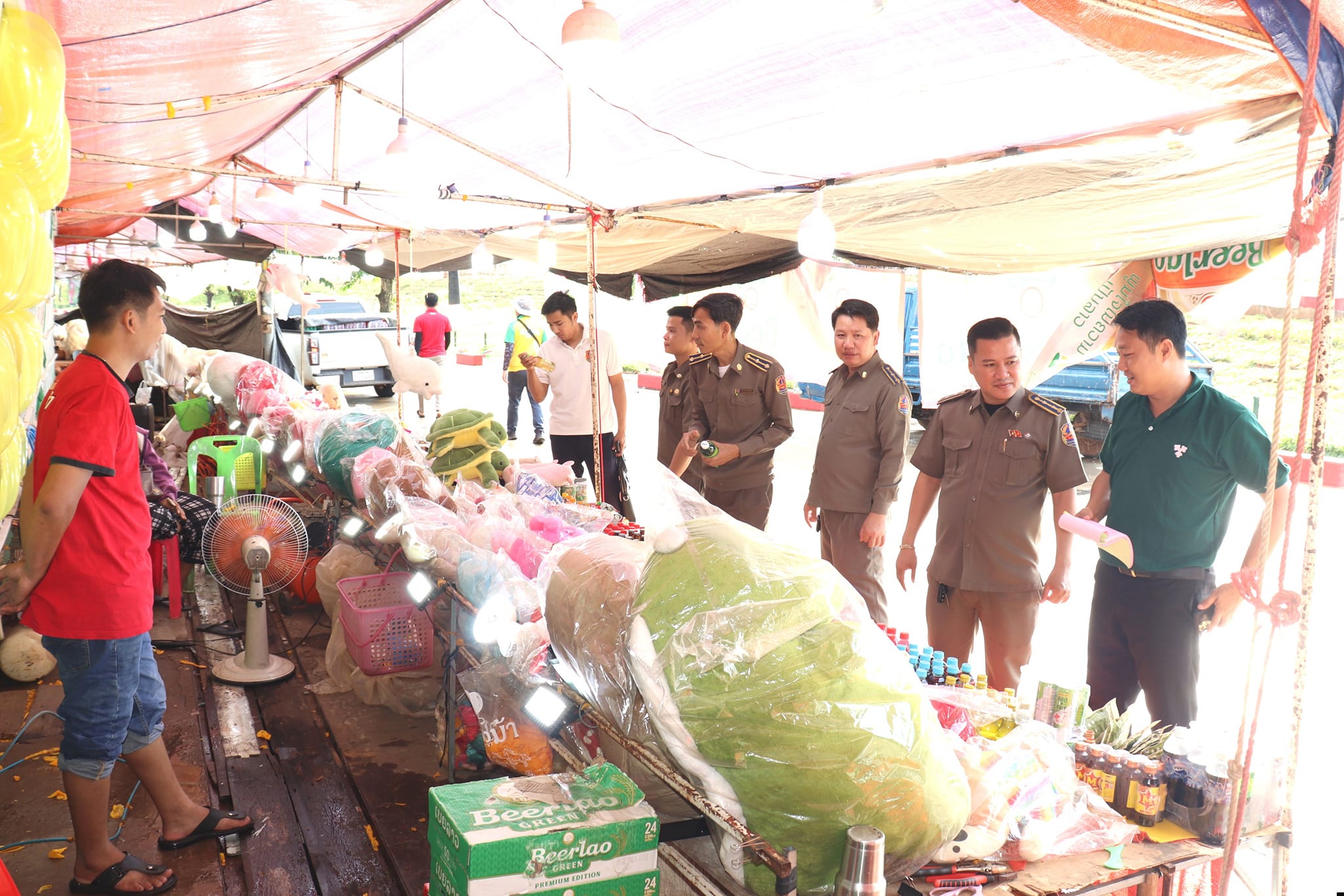 ເຈົ້າໜ້າທີ່ກວດກາການຄ້າ ແຂວງຈຳປາສັກ ລົງກວດກາສິນຄ້າທີ່ວາງຂາຍຢູ່ບຸນອອກພັນສາ ແລະ ຊ່ວງເຮືອປະເພນີ 2024 ຢູ່ນະຄອນປາກເຊ - 26292 - ເຈົ້າໜ້າທີ່ກວດກາການຄ້າ ແຂວງຈຳປາສັກ ລົງກວດກາສິນຄ້າທີ່ວາງຂາຍຢູ່ບຸນອອກພັນສາ ແລະ ຊ່ວງເຮືອປະເພນີ 2024 ຢູ່ນະຄອນປາກເຊ