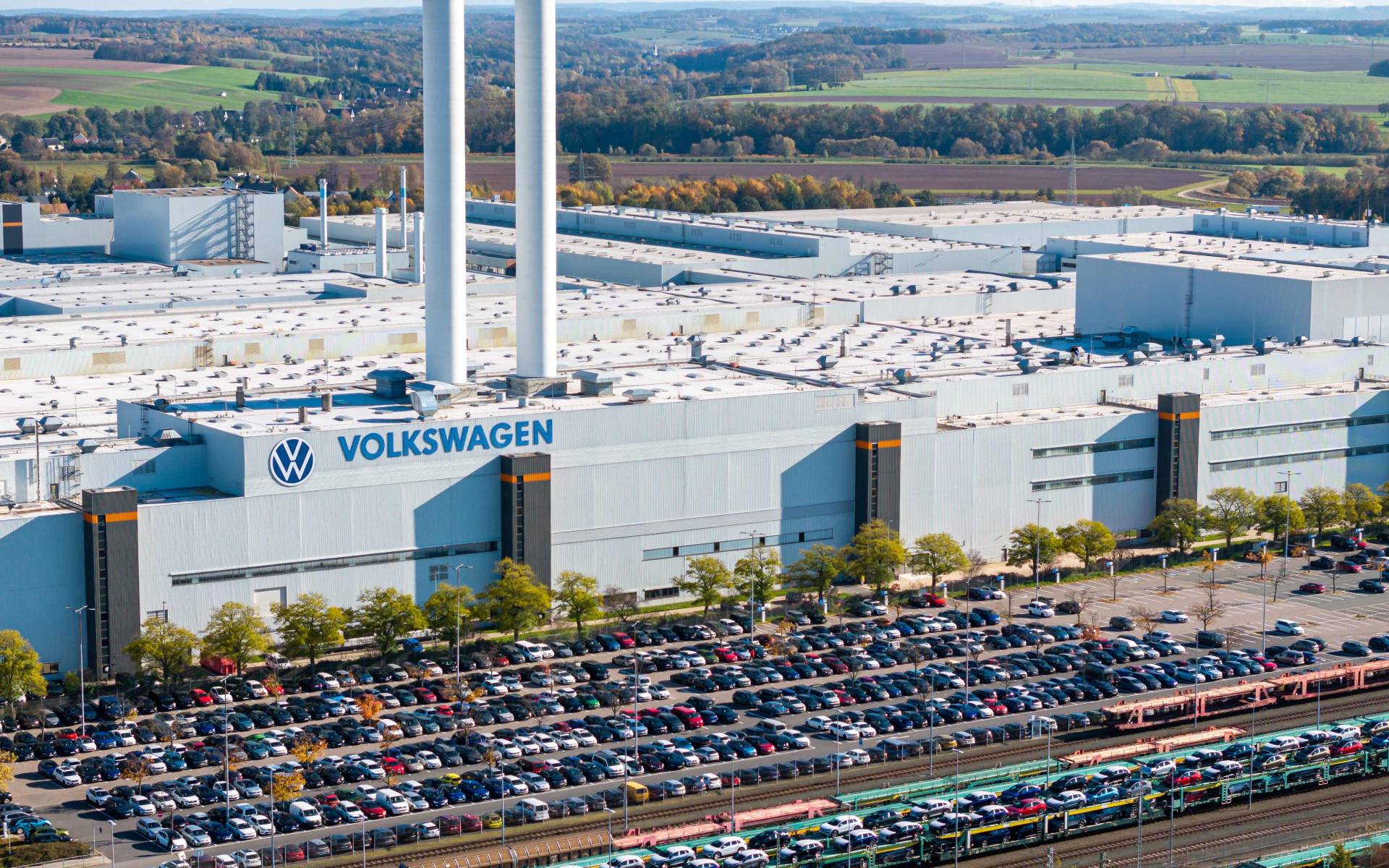 - 638424 crisis hit volkswagen mulls closing at least three german plants - ໂຟກສະວາເກນ ຜະເຊີນວິກິດ ກຽມປິດໂຮງງານຢ່າງໜ້ອຍ 3 ແຫ່ງຢູ່ເຢຍລະມັນ